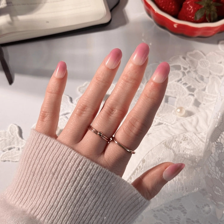 imPRESS Color Nails - Beat The Heat, roze ombre nagels op een hand met ringen, stijlvolle presentatie met aardbeien.