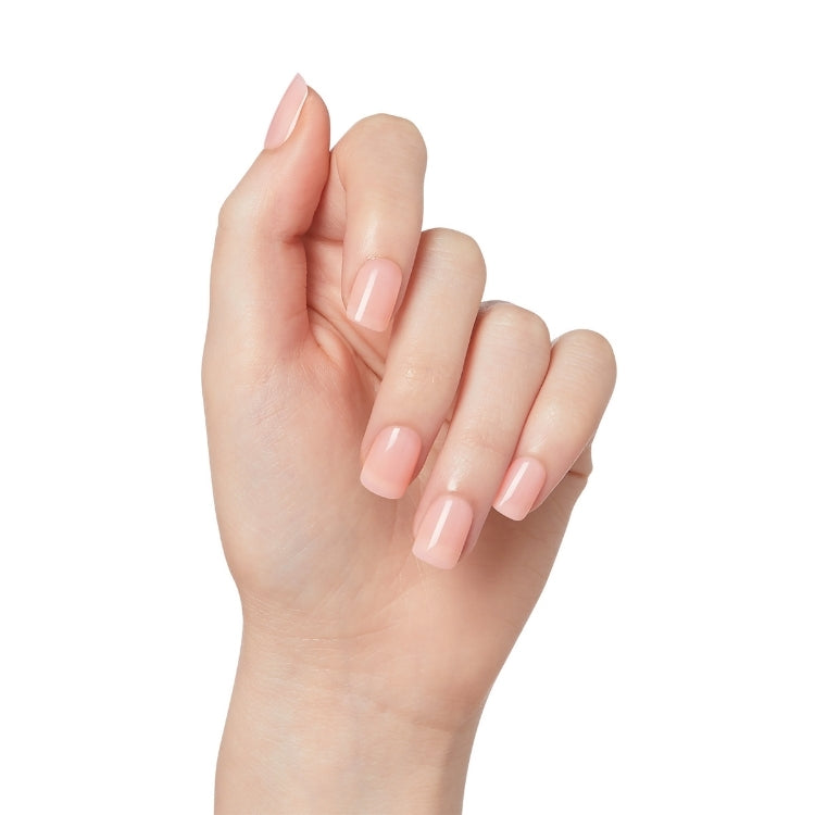 imPRESS Color Bare But Better - Instinct, een hand met natuurlijk ogende, lichtroze nagels in een elegante vorm.