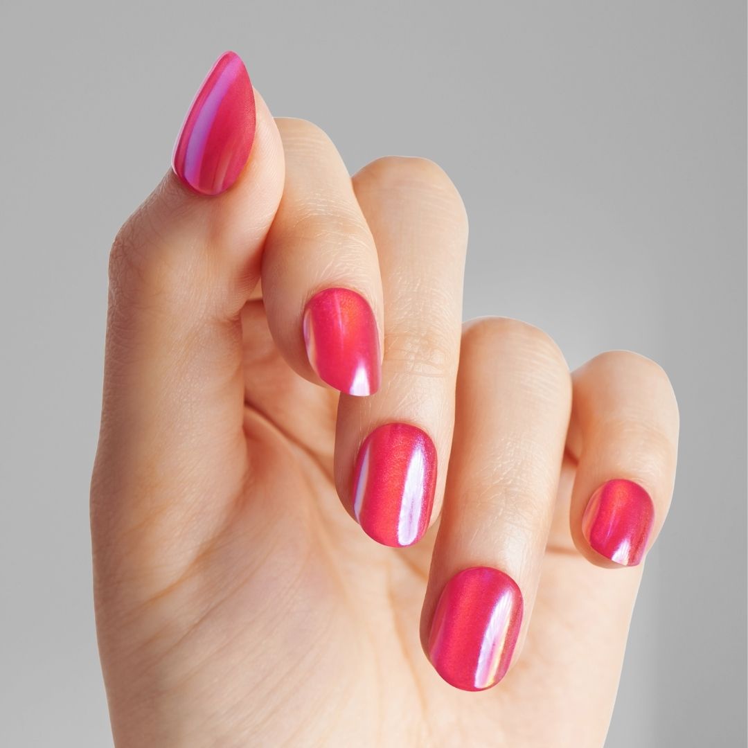 imPRESS Color FX - Floating met een hand die glanzende, fuchsia nagels toont in een elegante vorm.