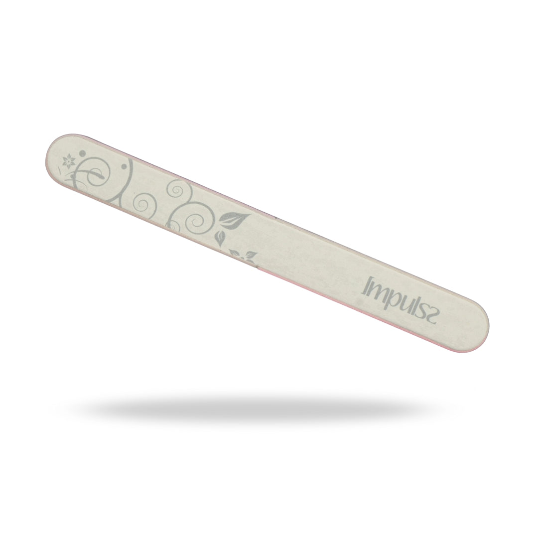 6-Way Nail Vijl van Impulss, een lange, smalle nagelvijl met een elegante, lichtroze kleur en decoratieve print.