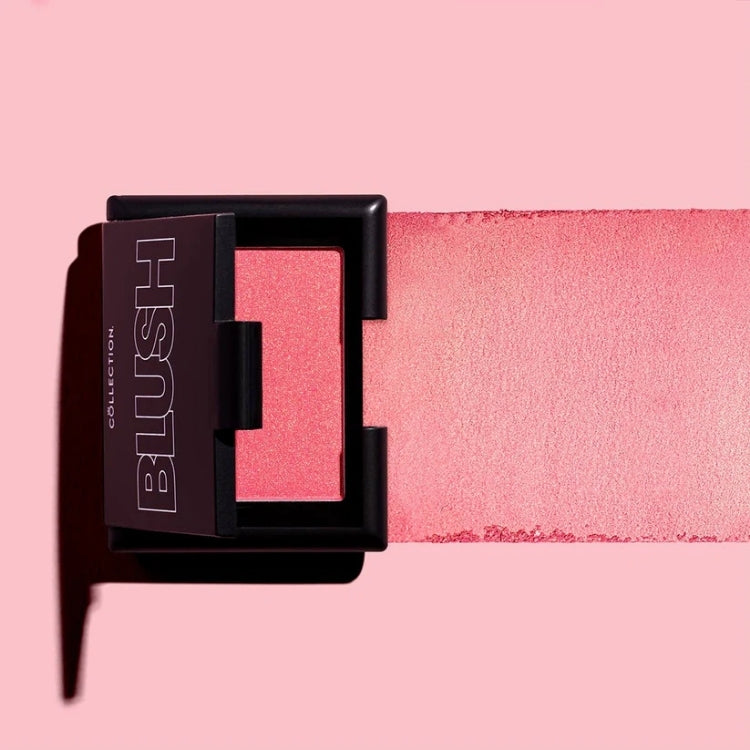 Blush - Pleasure van Collection, een roze poederblush in een zwarte verpakking met een strakke vorm.