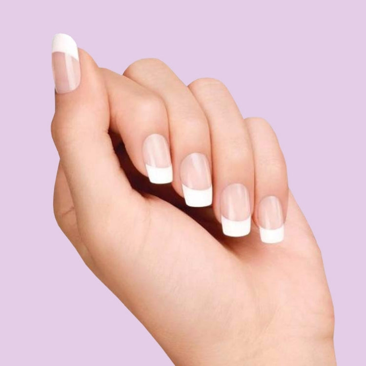 Everlasting French Nail Kit Infinite van Kiss met elegante witte Franse tips op natuurlijke nagels.