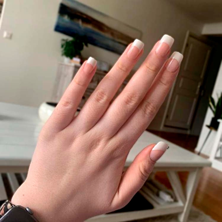 Everlasting French Nail Kit Wedding Gown van Kiss, met elegante nude nagels en een natuurlijke uitstraling.