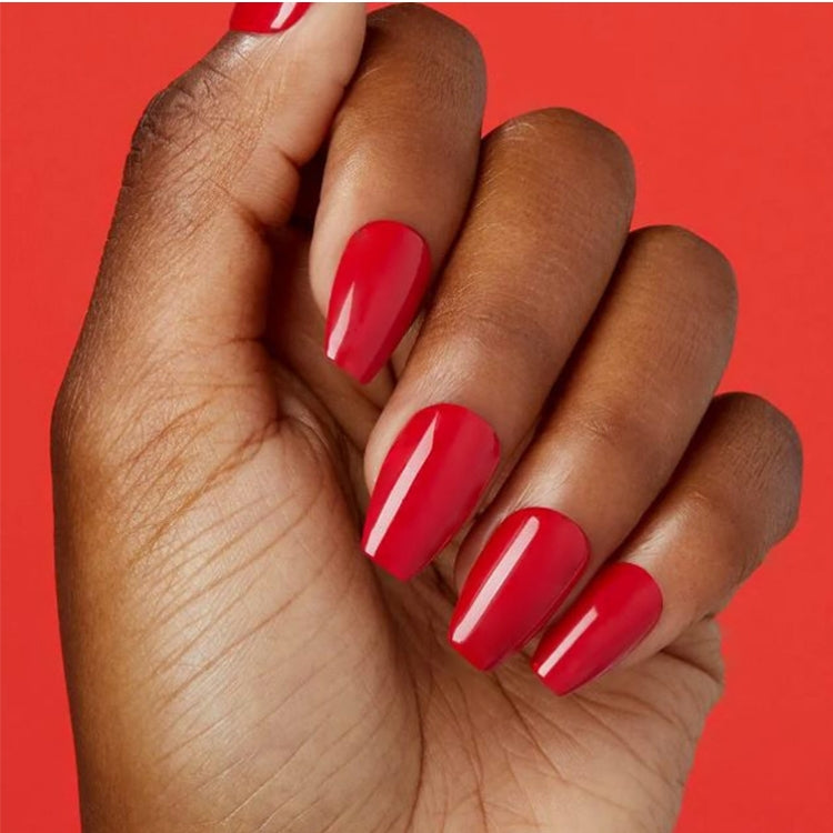 imPRESS Color Coffin - Reddy or Not, felrode nagels in coffin-vorm op een hand tegen een rode achtergrond.