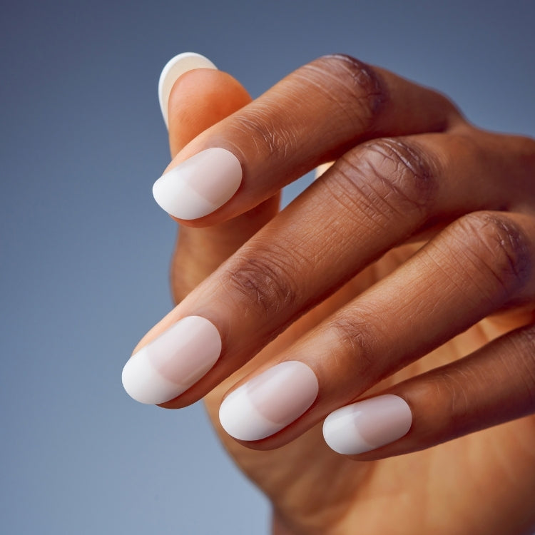 Acrylic French Nude Nails - Graceful in een elegante hand, met een nude kleur en klassieke French tip.