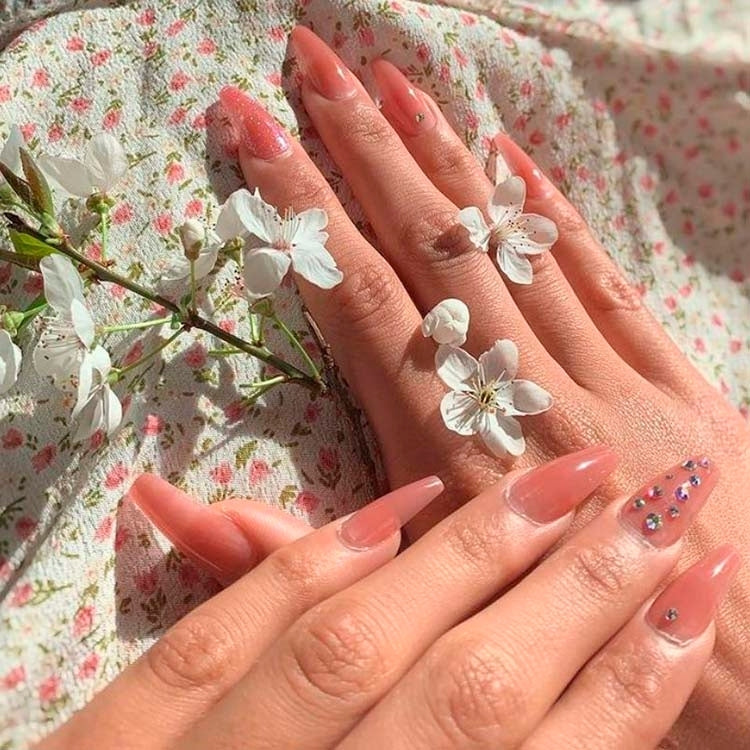 Jelly Fantasy Nails - Be Jelly in zachte roze tint met glanzende afwerking, perfect voor een speelse manicure.