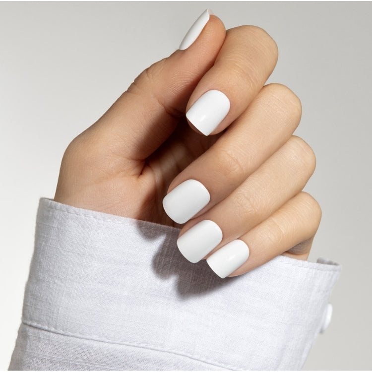 imPRESS Color - Frosting, matte witte nagels op een hand met een lichte blouse, perfect voor een elegante look.
