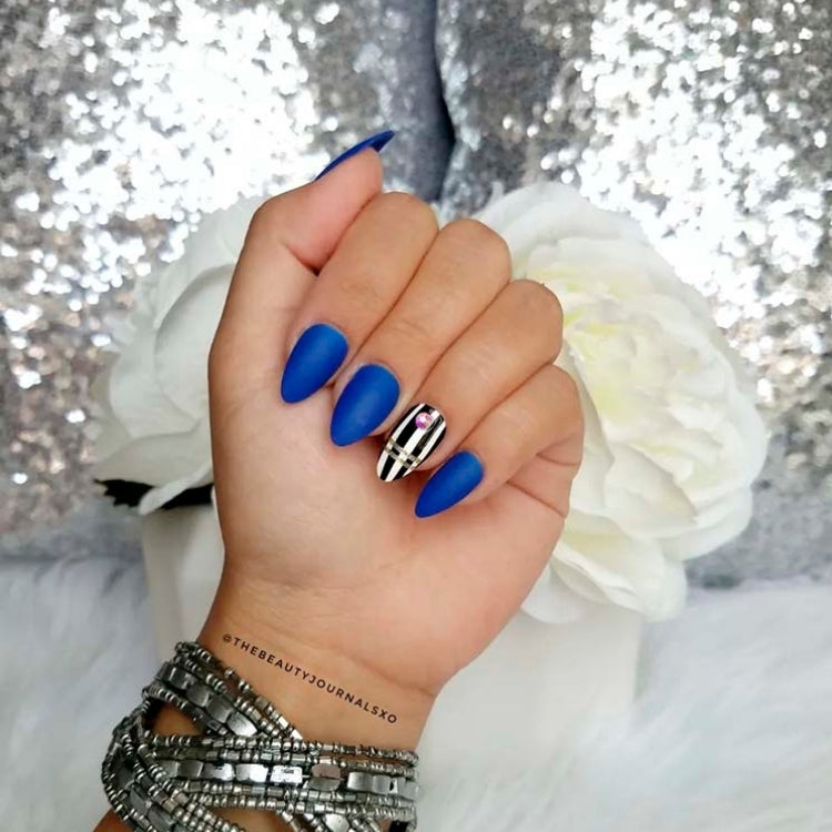 Jewel Fantasy Nails - Your Grace in diepblauw met een glinsterende accentnagel, stijlvol gepresenteerd op een hand.