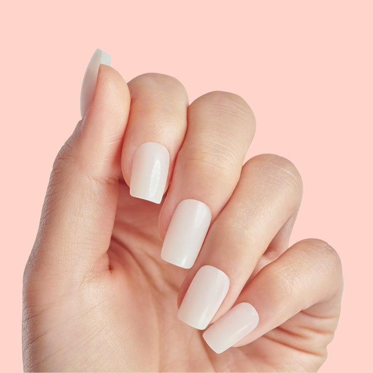100 Full Cover Nails Short Square in een natuurlijke, lichtroze tint, perfect voor een elegante manicure.
