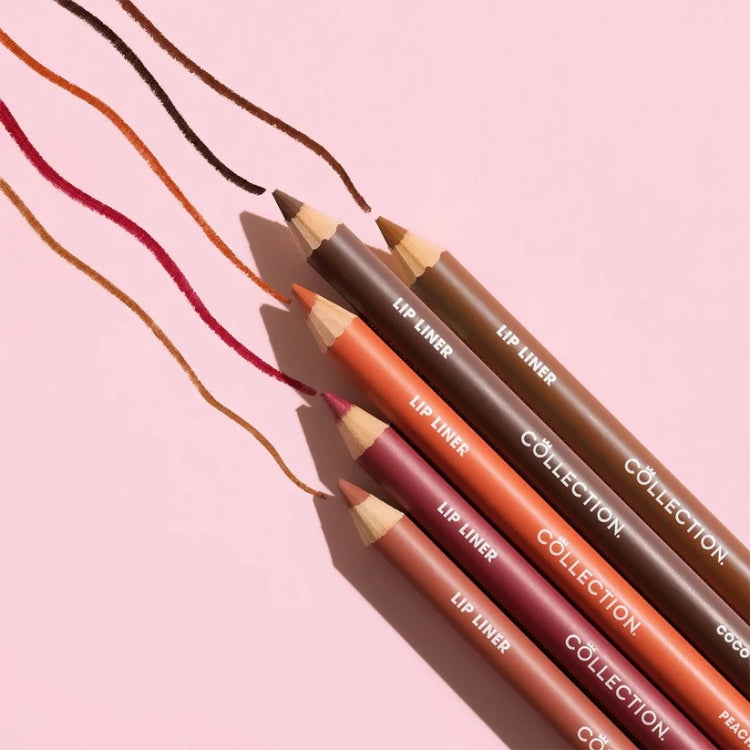 Lip Liner with Sharpener in verschillende kleuren, met bijpassende swatches op een roze achtergrond.