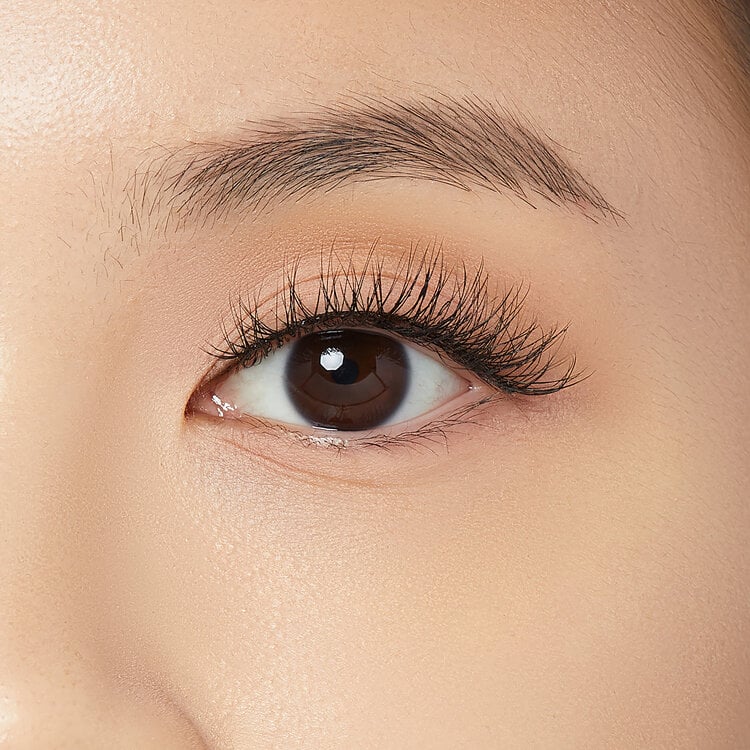 The New Natural - Silver Ring, een natuurlijke wimperlook met lange, volle wimpers en een zachte uitstraling.