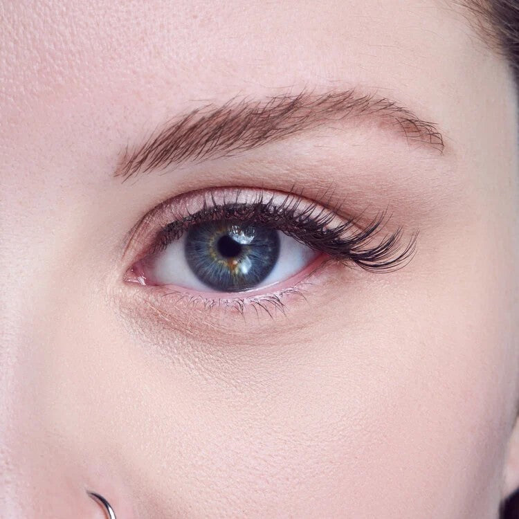 Kiss Bare Collection 03, een natuurlijke wimperlook met subtiele krul en volume, perfect voor een everyday make-up.