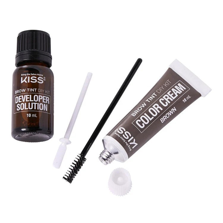 Brow Tint Kit - Brown van Kiss met kleurcrème, ontwikkelaar en applicator in bruine verpakking.