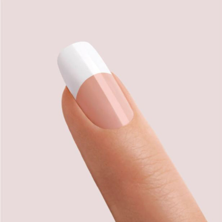 French Acrylic Kit van Kiss met een elegante nude kleur en witte Franse tip op een vingernagel.