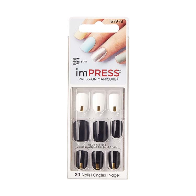 imPRESS Claim To Fame, set van 30 press-on nagels in zwart, wit en pastelkleuren met gouden details in verpakking.