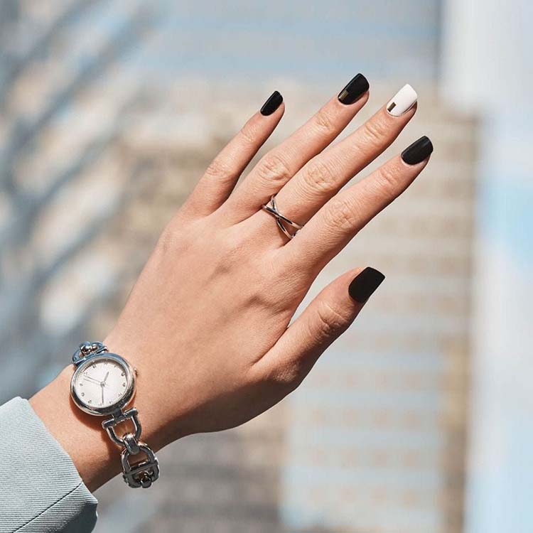 imPRESS Claim To Fame, stijlvolle nagels in zwart met een witte accentnagel, perfect voor een trendy look.