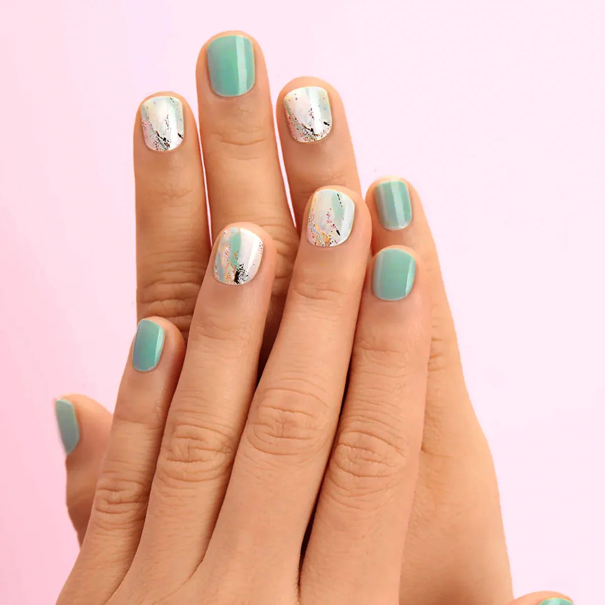 Dashing Diva - Gloss Strips - Tea leaves, mintgroene nagels met glanzende accenten en een stijlvolle verpakking.