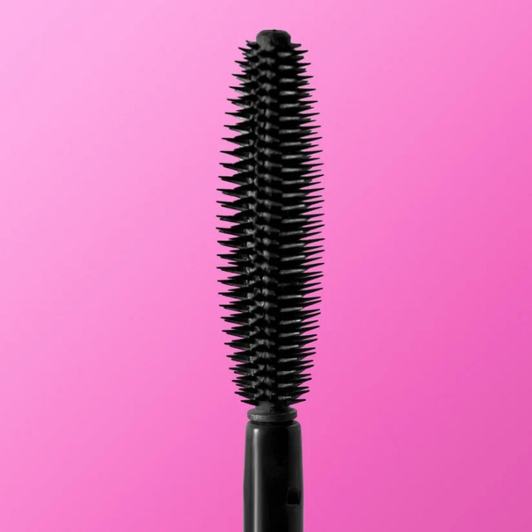Eyes on Me - Lengthening Mascara in zwarte verpakking met een unieke borstel voor extra lengte en volume.