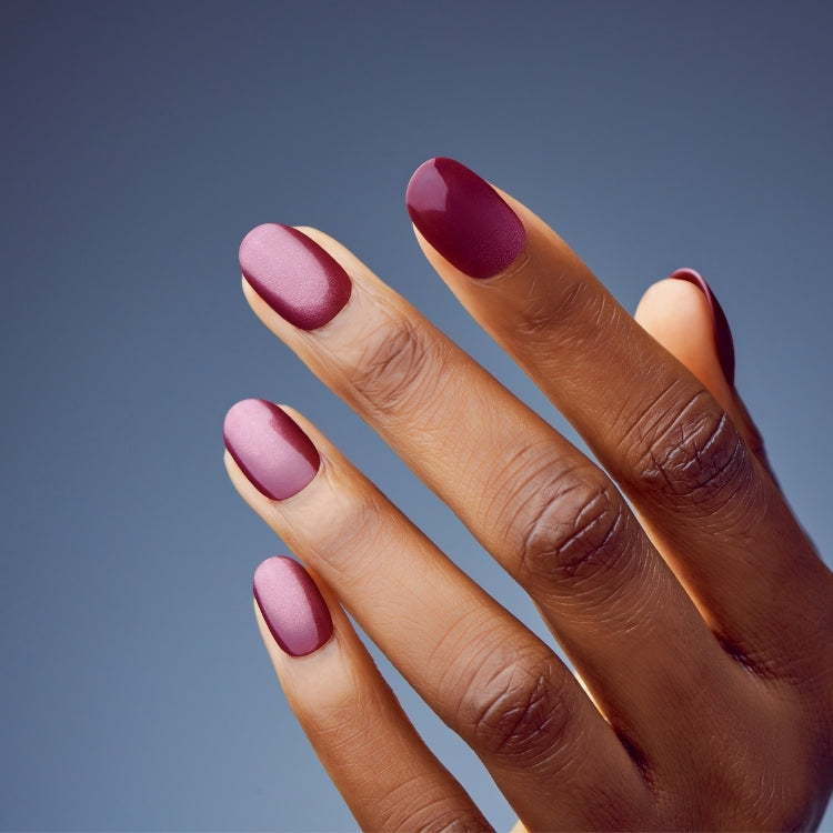 Gel Fantasy Magnetic Nails - Set Us Free in paarse tinten, met een mix van matte en glanzende afwerkingen op een hand.