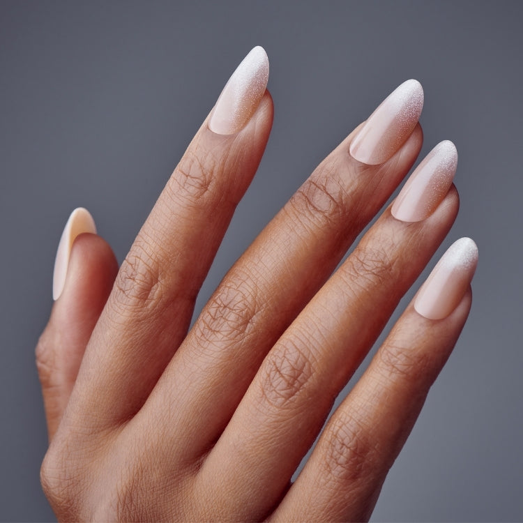 Gel Fantasy Magnetic - Drama in een elegante nude tint met een subtiele ombre-effect op lange, spitse nagels.