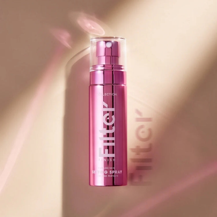 Filter Finish Flawless Skin Setting Spray in een glanzende, roze sprayfles voor een perfecte make-upafwerking.