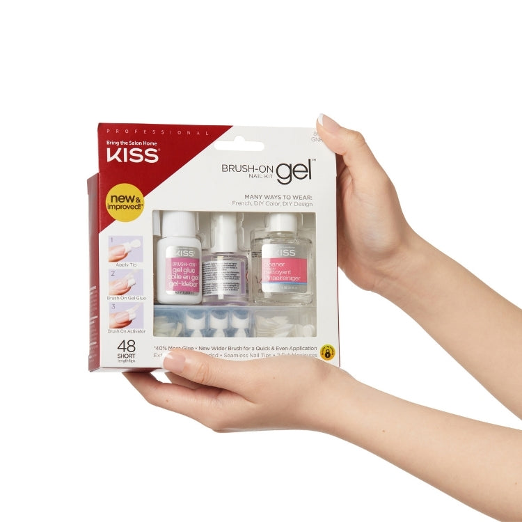Brush-On Gel Nail Kit van Kiss in een handige verpakking met verschillende nagelproducten voor een perfecte manicure.