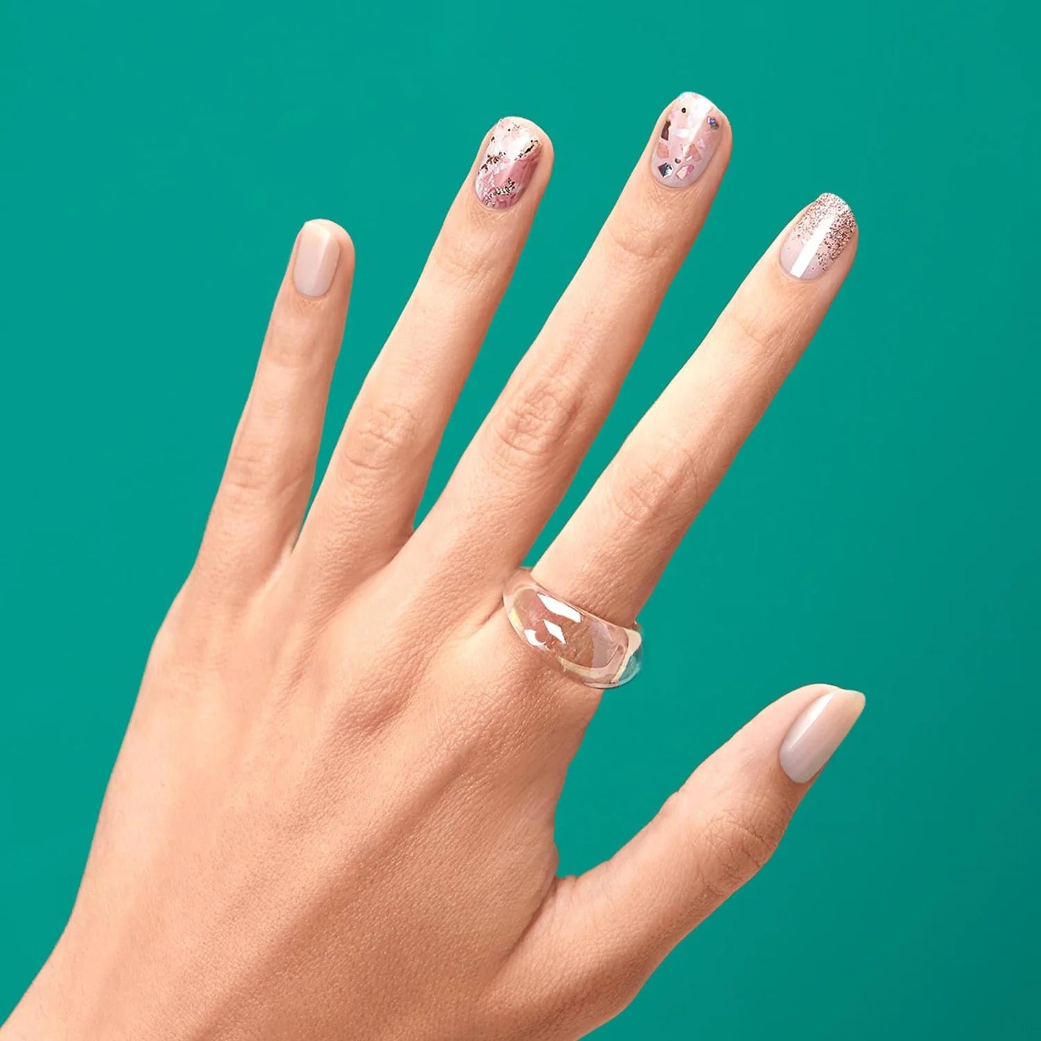 Dashing Diva - Gloss Strips - Crystal Clear, transparante nagellak strips op een hand met een ring.