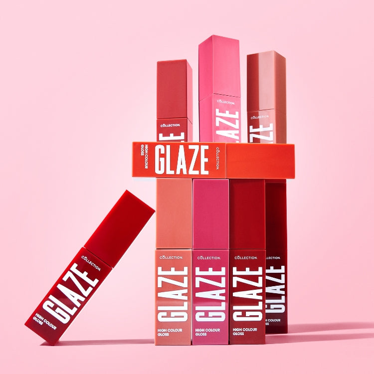 Glaze High Colour Liquid Lipstick in verschillende kleuren, stijlvolle verpakkingen op een roze achtergrond.