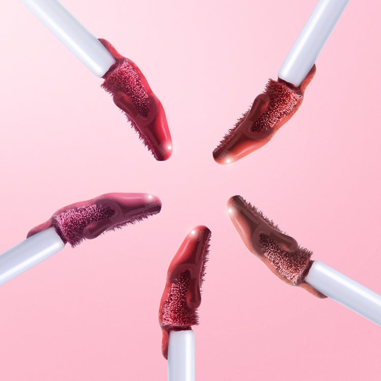 Glaze High Colour Liquid Lipstick in diverse kleuren met applicators op een roze achtergrond.