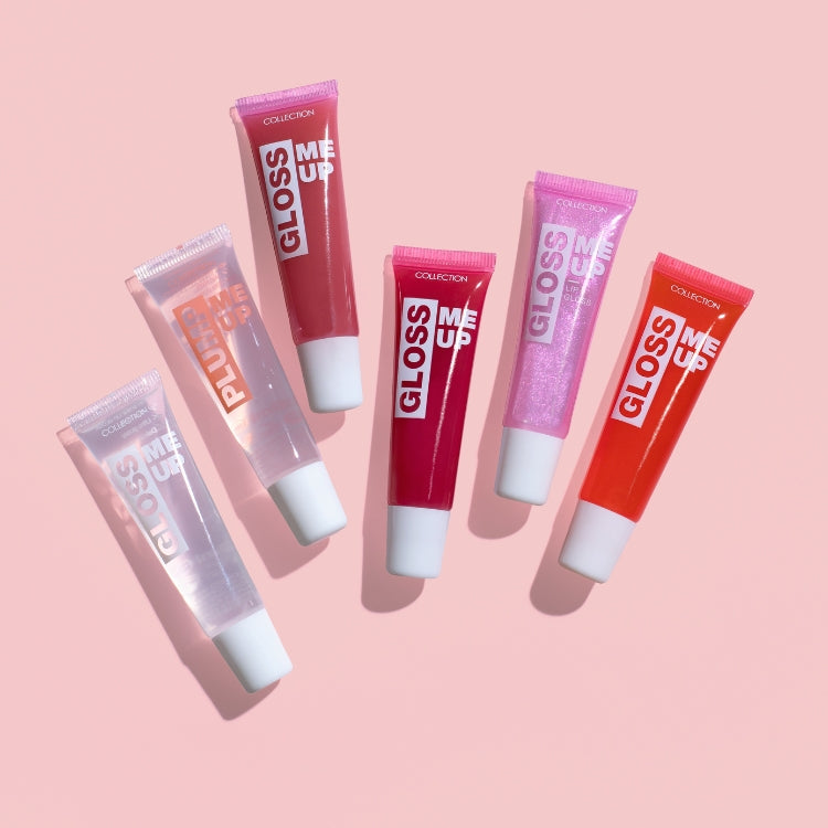 Gloss Me Up Lip Gloss in verschillende kleuren, in tubeverpakking, op een roze achtergrond.