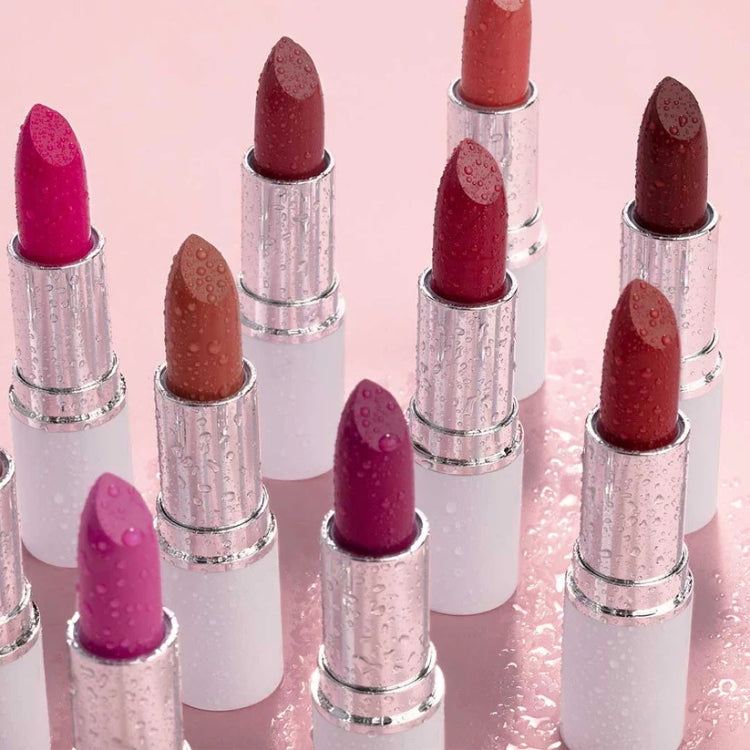 Hydrating Lipstick in diverse kleuren, met glanzende verpakking en waterdruppels voor een frisse uitstraling.