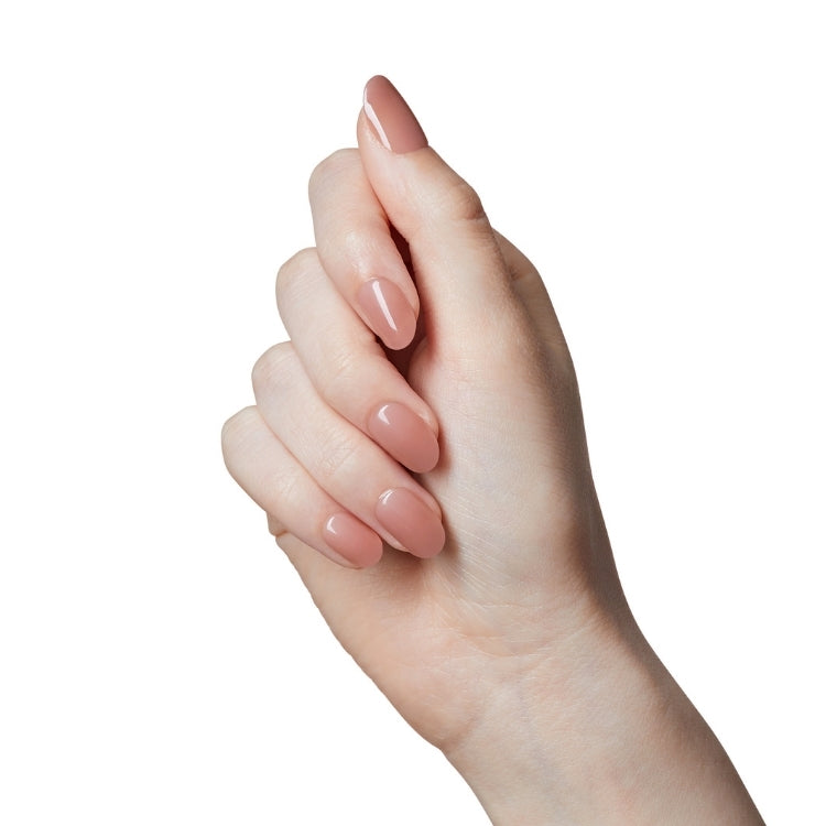imPRESS Color Bare But Better SO - Charmer, een hand met natuurlijk ogende, nude nagels in een elegante vorm.