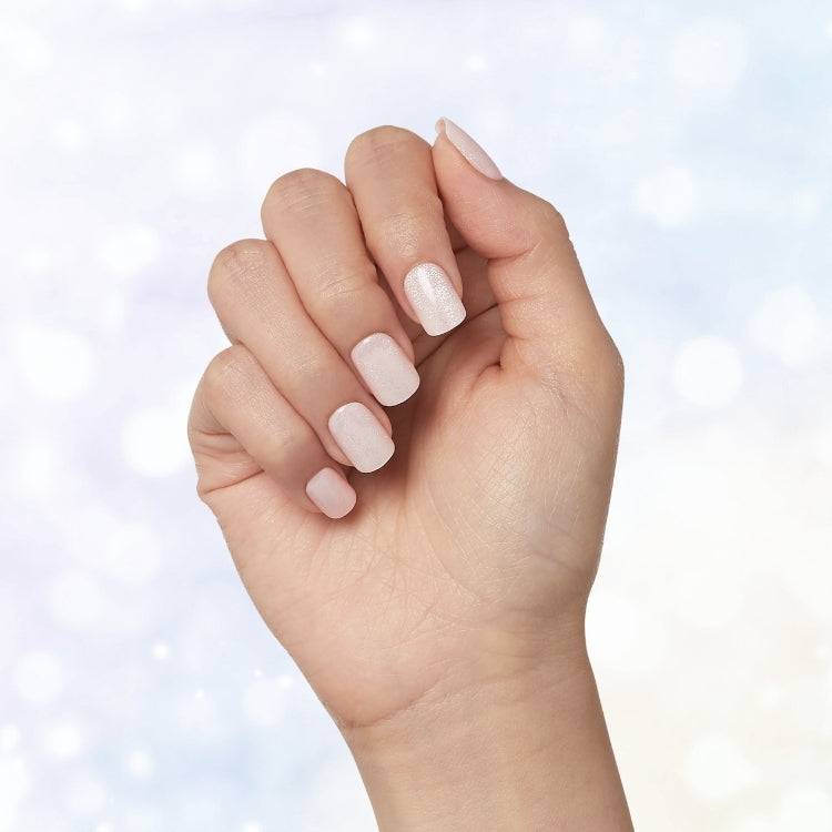 imPRESS Color FX - Rebel, een hand met lichtroze nagels en een glanzende afwerking, perfect voor een stijlvolle look.