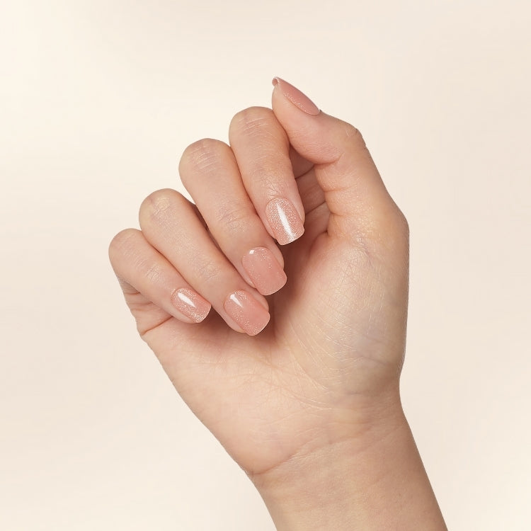 imPRESS Color FX - Starstruck, een hand met glanzende, nude nagels en een accentnagel in glitter.