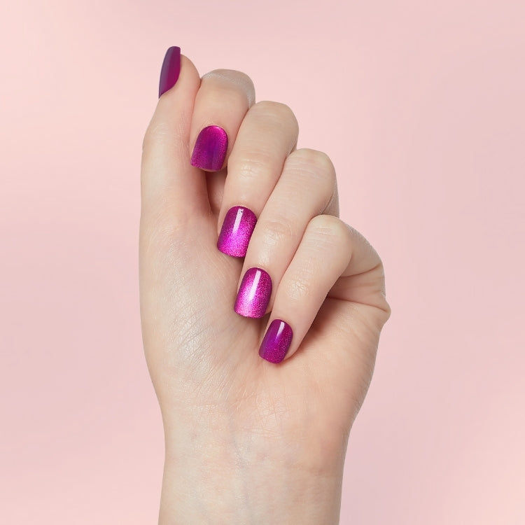 imPRESS Color FX - Levels met glanzende paarse en roze nagels in een hand, tegen een zachte roze achtergrond.