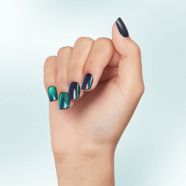 imPRESS Color FX - Better Things met glanzende groene en paarse nagels in een stijlvolle handpose.