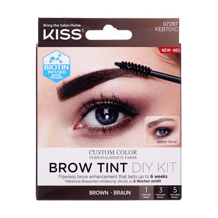 Brow Tint Kit - Brown van Kiss in een verpakking met een afbeelding van een model en een applicator voor wenkbrauwtint.