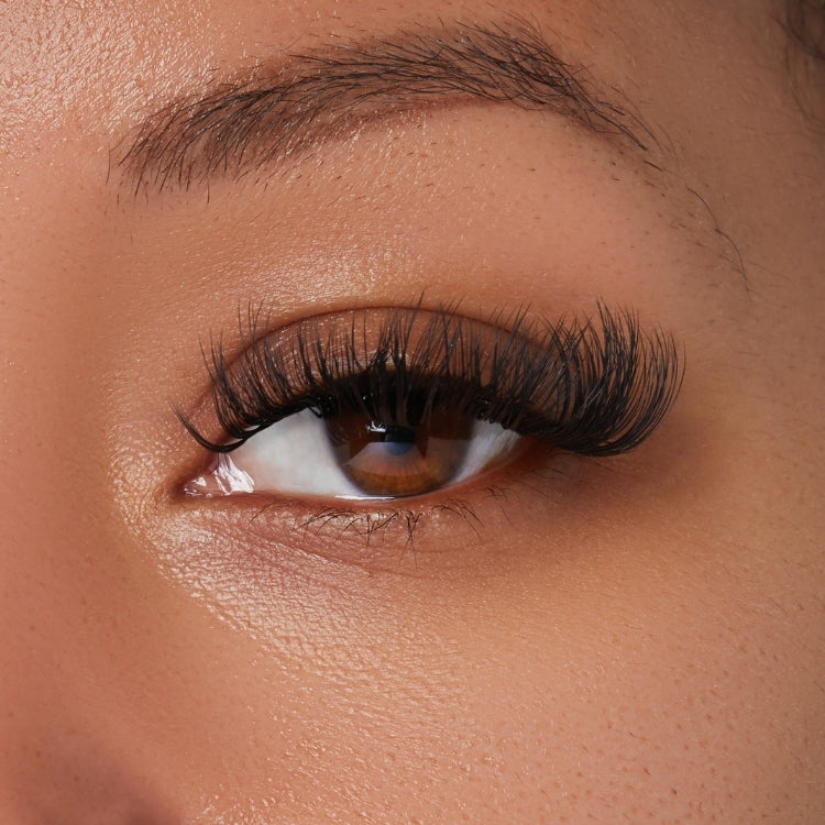 Falscara - Extra Drama Wisps met lange, volle wimpers voor een dramatische look, gepresenteerd op een natuurlijke huidtoon.