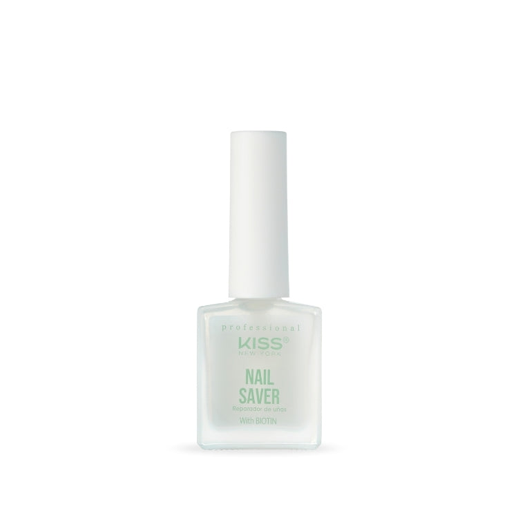 KISS Nail Saver, een transparante nagellak in een vierkante fles met witte dop, ideaal voor sterke en gezonde nagels.