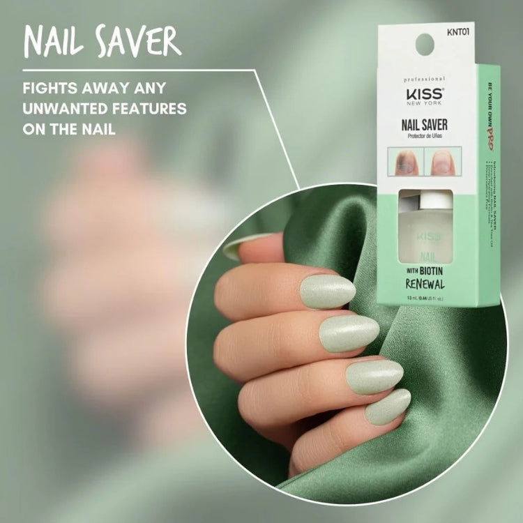 KISS Nail Saver in een groene verpakking, met een hand die een zachte groene nagellak toont op een satijnen achtergrond.