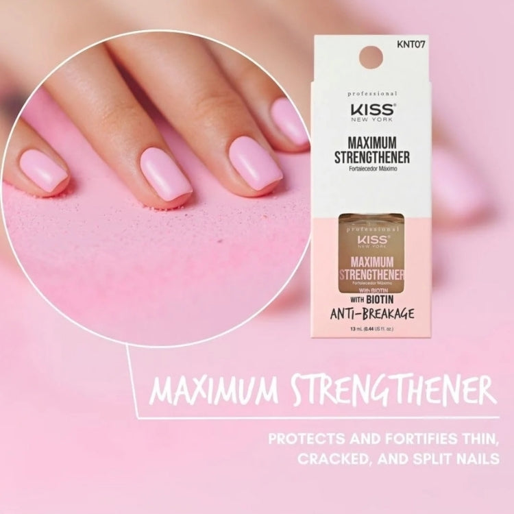 KISS Maximum Strengthener in een lichte, transparante verpakking met een roze nagellak kleur voor sterke nagels.