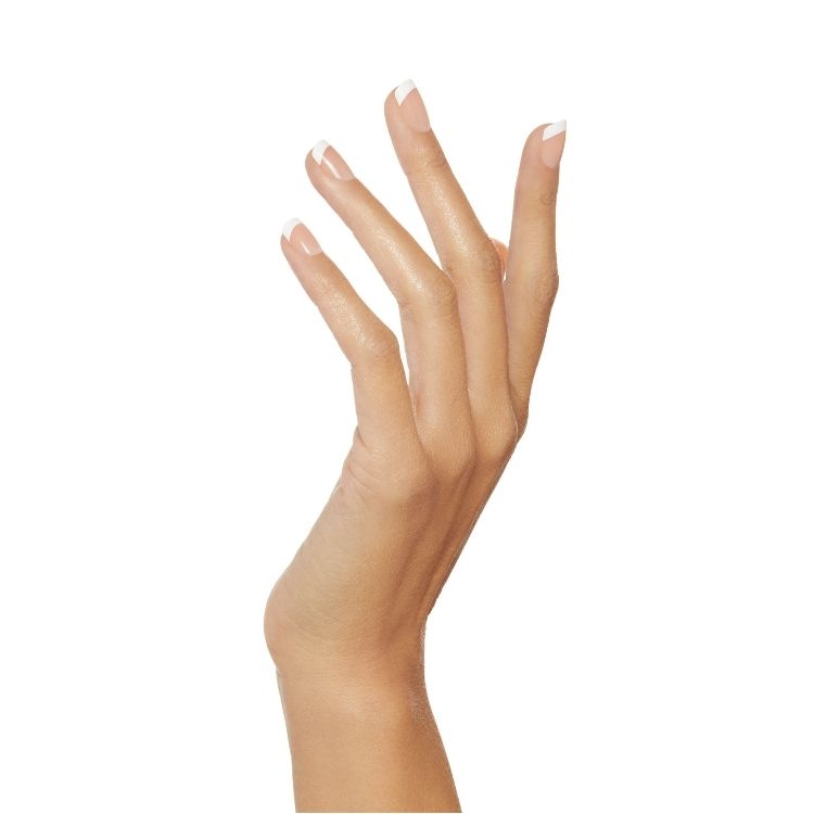 Salon Acrylic FN Kit- Power Play van Kiss, met een hand die perfect verzorgde nagels toont in een natuurlijke kleur met Fr...