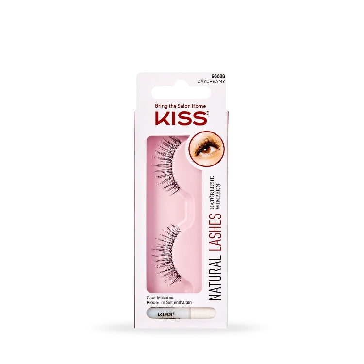 Kunstwimpers Natural - Daydreamy in een roze verpakking met een paar natuurlijke, lange wimpers en bijbehorende lijm.