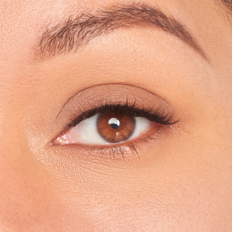 Lash Atelier Design Kit 6mm-12mm - Natural met natuurlijke wimpers in een elegante verpakking voor een subtiele look.