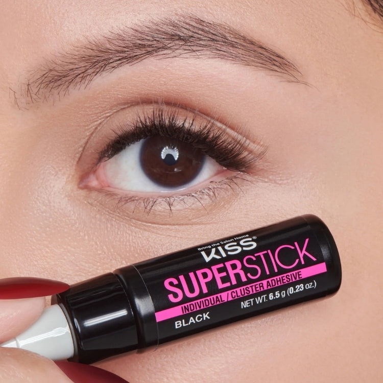 Superstick Cluster Lash Adhesive | Black in een zwarte tube, perfect voor het bevestigen van wimpers, met een handige appl...