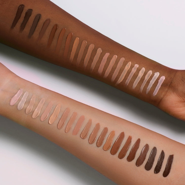 Lasting Perfection Concealer in diverse tinten, aangebracht op twee armen met verschillende huidtinten.