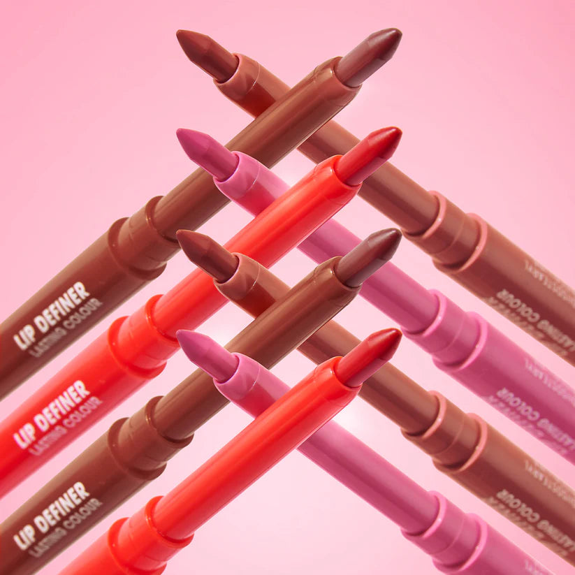 Lip Definer van Collection in verschillende kleuren, met een slanke penvormige verpakking voor nauwkeurige applicatie.