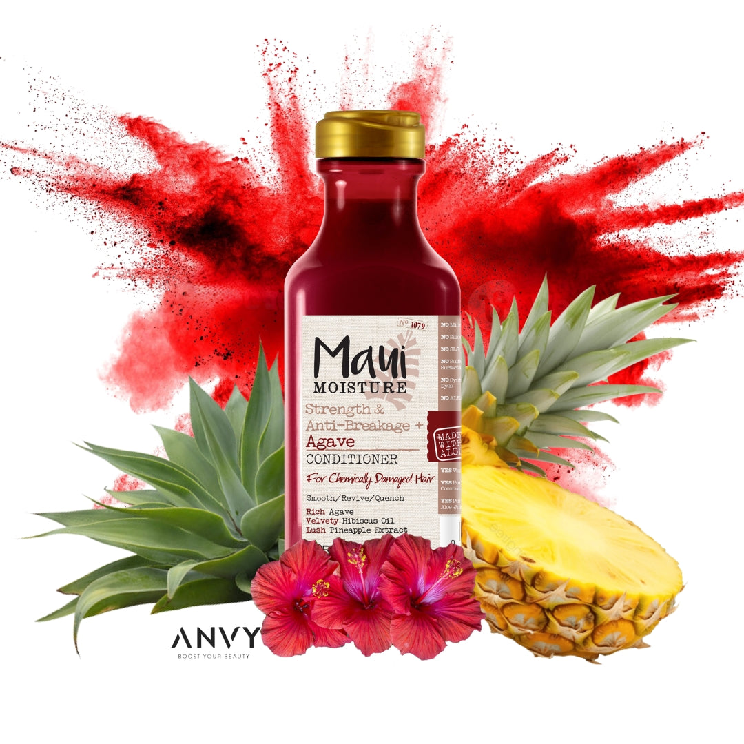 Strength & Anti-breakage + Agave Conditioner van Maui Moisture in een glazen fles met gouden dop, omringd door ananas en b...