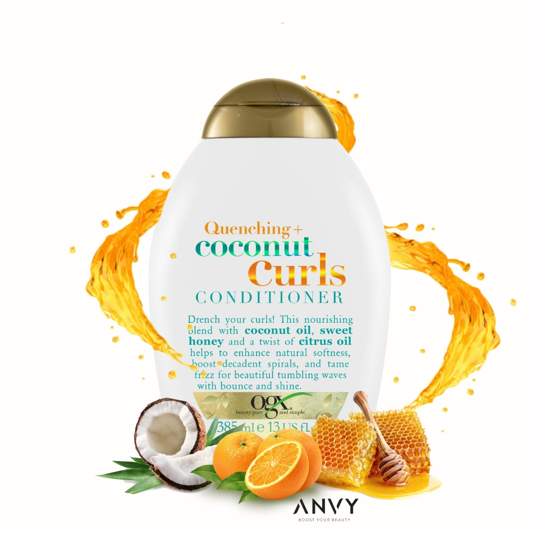 Quenching Coconut Curls Conditioner van OGX in een witte fles met gouden dop, omringd door kokosnoot en citrusvruchten.