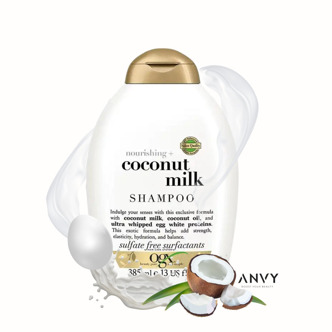 Nourishing Coconut Milk Shampoo van OGX in een witte fles met gouden dop, omringd door kokosnoten en een romige textuur.